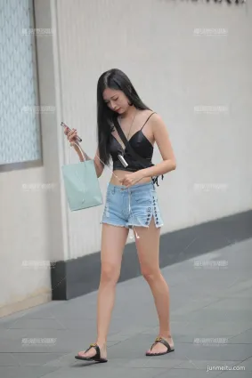 街拍牛仔短褲輕快涼爽，文胸外穿就理解不了