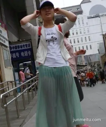 街拍露底這麼透明的綠紗裙，看到内内了