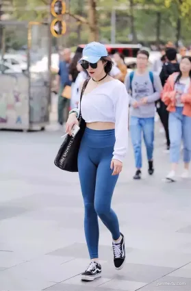 街拍緊身褲美臀豐腴露臍裝氣質妹紙
