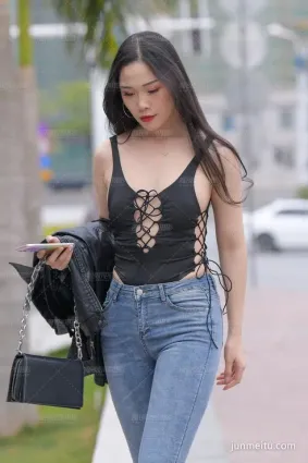 街拍牛仔褲混搭連體衣，讓人眼前一亮！