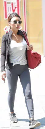 街拍露臉灰絲熟女，盡顯曼妙迷人身材
