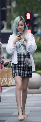 上海街拍短裙大白腿看起來少女感十足