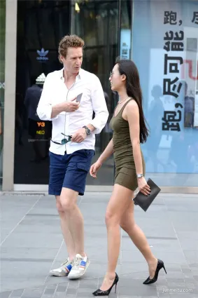 街拍cd吊帶緊身裙熟女被老外搞得服服帖帖