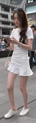 街拍短裙美腿這樣的穿搭配氣質，說仙女也不誇張