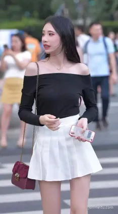 街拍白色百褶裙的00後美少女，有着一雙纖細筆直的美腿