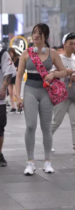 壞叔街拍豐滿大屁股熟女，緊身褲前面鼓鼓的