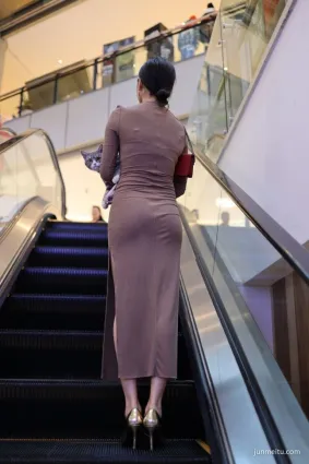 豐滿的美少婦逛商場街拍抄底，喜歡把内褲勒到縫裡