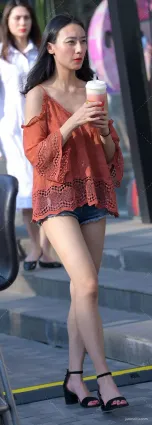 p136街拍穿了牛仔短褲能看到美女的小豬蹄子