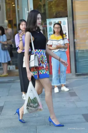 街拍很有民族風的開叉裙，讓她的淑女氣質更濃郁