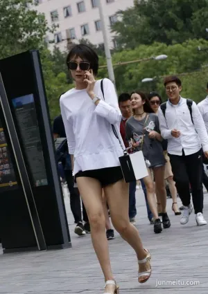 重慶街拍超短熱褲美女腿真美