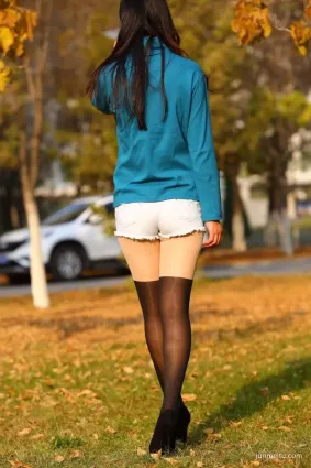 黑絲高跟清純美女，樹林裡一隻可愛的小貓咪！