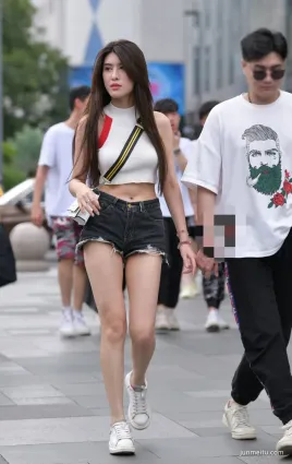 街拍第一站有一個熱褲長腿女友，讓人羨慕不已