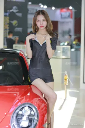 高清街拍性感車模的比心動作暖人心