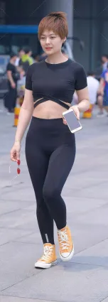 街拍黑衣黑褲美女，優雅的身姿吸引住周圍人的目光