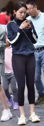 街拍美女緊身黑褲勾勒出完美的健美曲線