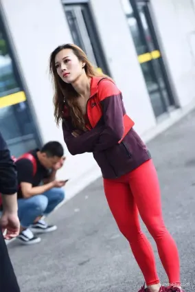 街拍滾叔紅色打底褲玲珑有緻，盡顯婀娜多姿美态