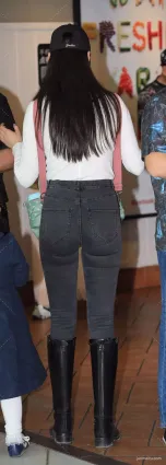 街拍牛仔褲辣媽自帶一種高貴的女神風範
