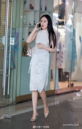 街拍穿開叉裙的高挑美女，怎麼看怎麼都性感