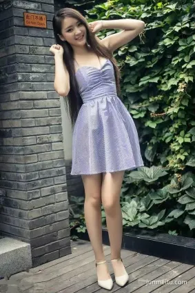 街拍輕熟少女格子吊帶裙穿搭，香肩玉臂一覽無餘