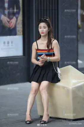 傘裙街拍坐在大石上美眉，這個年齡段特有的成熟韻味