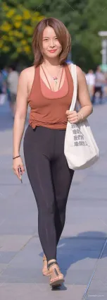 網易街拍緊身瑜伽褲豐腴少婦，給人賞心悅目！