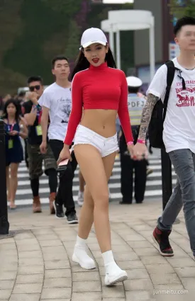 街拍三角短褲翹臀美女，調皮走路小哥哥也無可奈何