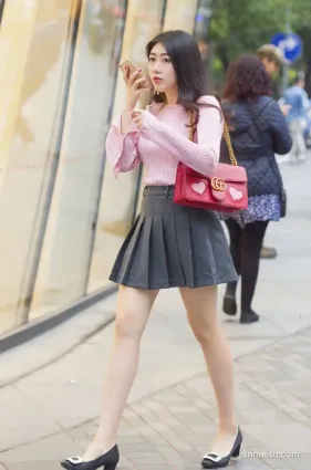 街拍年輕愛美的女孩，百褶裙才是專屬的裝扮