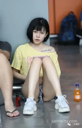 熱褲抄底小妹妹撇着腿坐地上走光