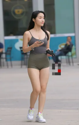 街拍緊身熱褲凹凸三角區飽滿尴尬圖片