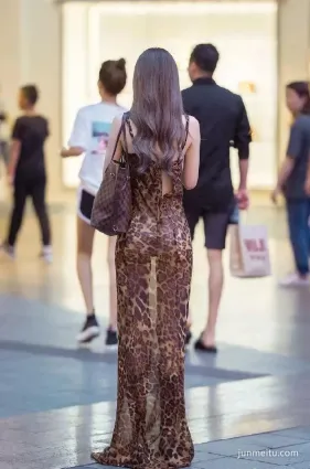 街拍抄底豹紋透視裙饑渴少婦，緊身内褲勾勒陰峰