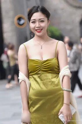 街拍微胖肉肉的美少婦，穿低胸裝是不是很養眼