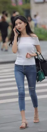 街拍牛仔褲遇上緊身加露肩，很有輕熟氣質