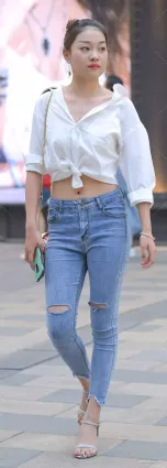 街拍緊身低腰褲美女，走在時尚潮流的街頭