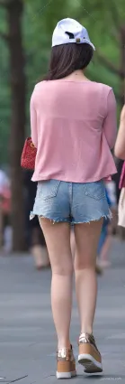 街拍超短熱褲豐腴小姐姐的視覺反差引人注目