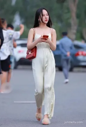 街拍美女穿超薄吊帶長裙，風來了，亮點也就來了