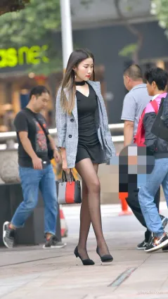 街拍黑絲短裙高跟，成熟少女的妩媚動人