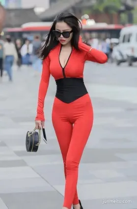 街拍第一站緊身連體衣離異豐滿熟女，展示的淋漓盡緻