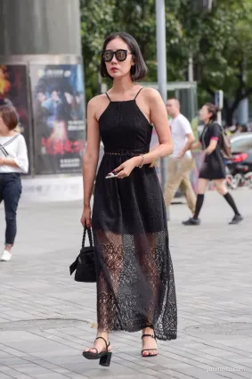 美女街拍這樣一條黑色露背裙性感又不失高貴