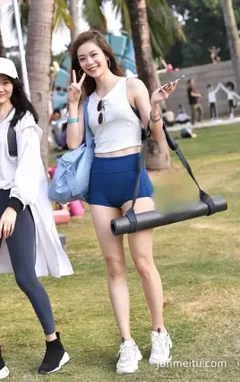 街拍腰身苗條，腳腿伶俐，原諒我為之癡迷
