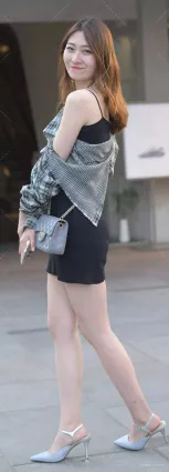 街拍清純可愛的長相也很粉嫩，吊帶裙讓人愛不釋手