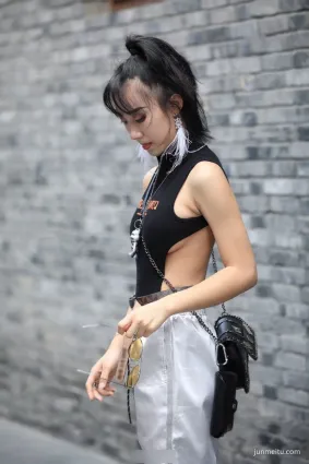 非主流街拍性感的露背裝女孩，側面看沒戴胸罩