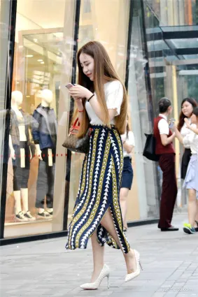 街拍美女鉚釘的尖頭細高跟，走出優雅的感覺