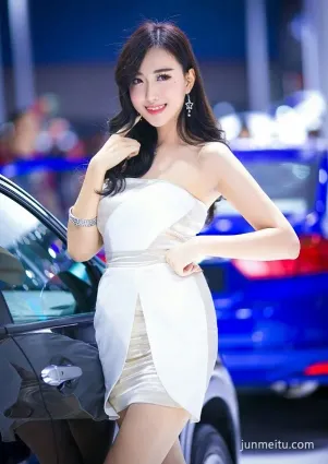 超模街拍白色抹胸車模，笑起來真好看