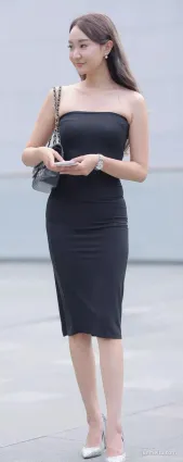街拍裹胸的緊身黑裙熟女，我想你們也很期待