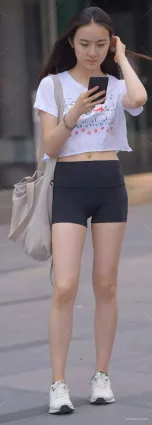 街拍緊身短褲mm凸顯一雙迷人的大長腿