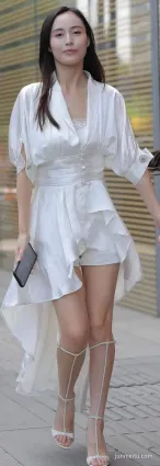 街拍幫白皙魅力美腿好身材一覽無遺