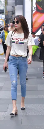 台灣街拍緊身破洞牛仔褲修長雙腿時尚氣質妹子