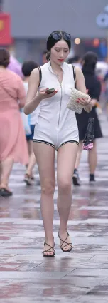 街拍連體短褲美女，真是腿長走路都是美的