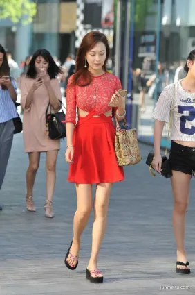 街拍美女蕾絲镂空連衣裙， 輕熟的韻味撲面而來