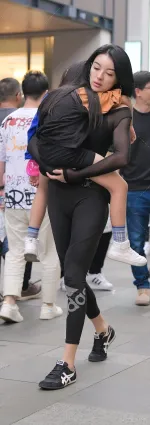 街拍抱着女兒逛街的緊身褲辣媽身材真的很棒